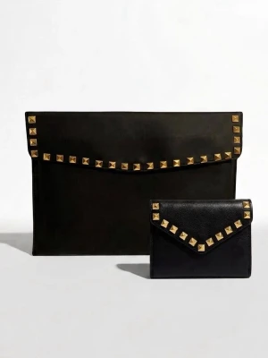 Kit datorfodral + plånbok  - Elegant kit – datorfodral & plånbok i veganskt läder  Ett stilrent och exklusivt kit som kombinerar funktion med design. Detta set innehåller ett datorfodral och en matchande plånbok, båda handgjorda i högkvalitativt veganskt läder med en elegant, krokodilpräglad yta och dekorativa gulddetaljer.  Datorfodral: 34 x 25 cm inifrån 33 x 24 cm. Plånbok: 9 x 11 cm 