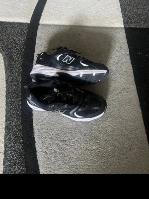 New Balance 530 – helt nya – svarta/vita - Säljer ett par New Balance 530 – helt nya och aldrig använda. En av de mest eftertraktade modellerna just nu, perfekt för en clean och trendig look.  • Oanvända / nyskick • Tidlös svart/vit färg • Väldigt bekväma & stilrena  Perfekta till både vardag och streetwear.            Säljs pga felköp/storlek.  (Pris kan diskuteras vid snabb affär)