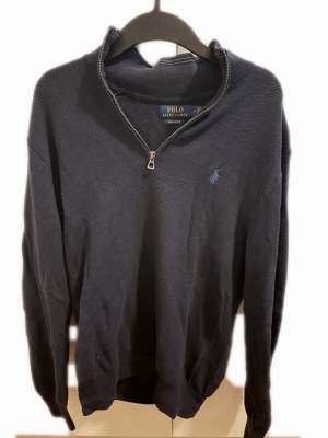 Polo Ralph Lauren stickad quarter zip - Tjenare! Säljer nu min ralph lauren tröja då den inte används så mycket. Den är i toppskick och självklart äkta!