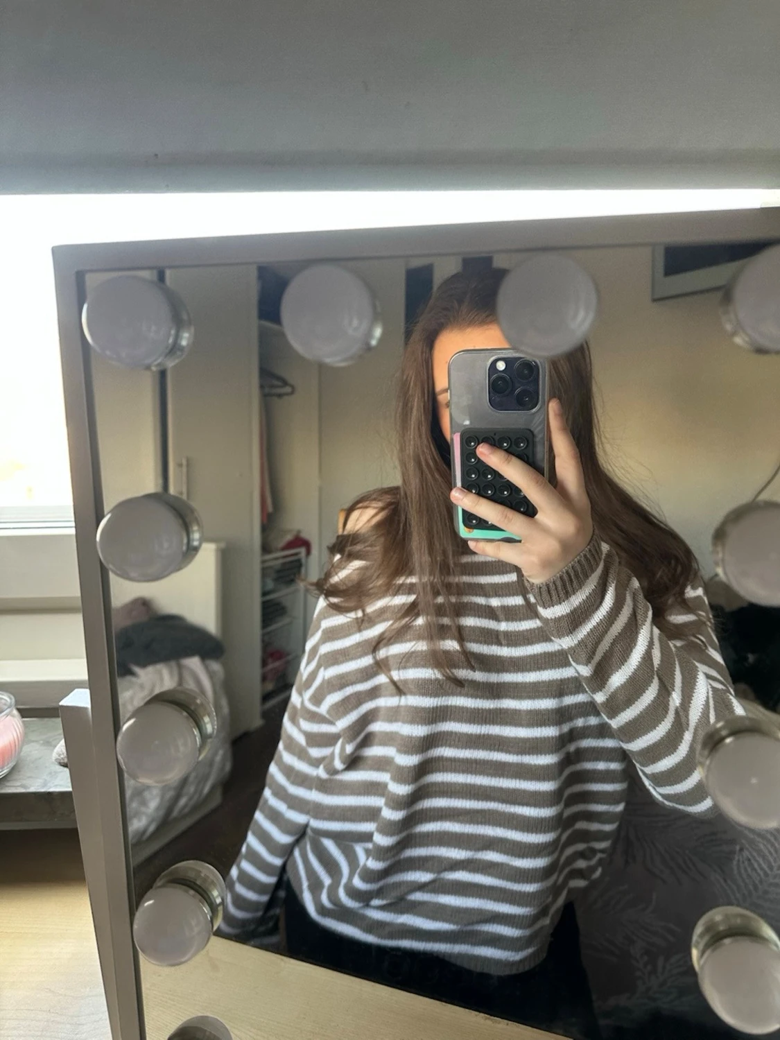 Randig beige och vit stickad tröja