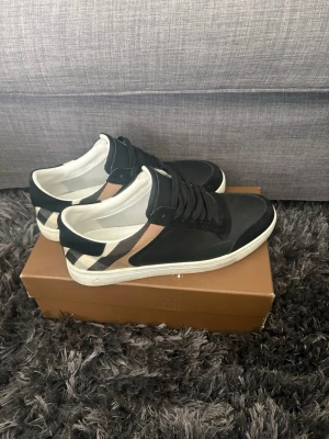 Burrbery skor 42 - Tja säljer nu mina burrbery skor i storlek 42 och box och allt ingår sitter för små på mig så därför säljer jag det är i mycket bra skick, hör av dig vid minsta fundering,mvh Charlie❤️