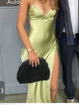 Balklänning  - Säljer min fina gröna balklänning! 