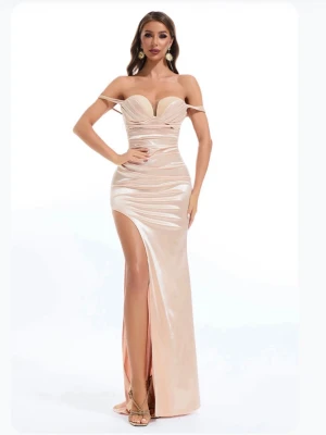 Champagnefärgad balklänning i satin - Elegant långklänning i champagnefärgad satin med offshoulder-band, djup v-ringning och hög slits framtill. Aldrig använd från VioletAurora! Klänningen har figurnära passform och glänsande material + glitter som ger en lyxig känsla. Perfekt för speciella tillfällen. Skriv privat för fler bilder ❤️