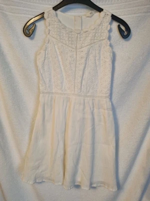 Vit klänning  - Vit klänning i storlek 146 från HM. Mycket fint skick.