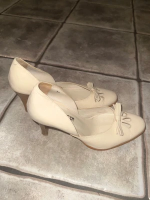 Klackar med rosett  - Snygga pumps i krämvitt från Bianco Footwear. I bra skick perfekt till sommaren!!🌟🌟🔥