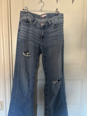 jeans från ginatricot - lågmidjade jeans  med rosa detaljer 