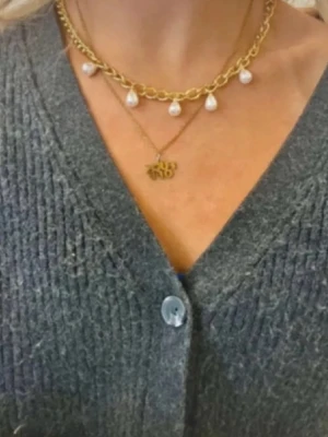 Maria Nilsdotter halsband liknande - Halsband med pärlor, justerbart och rostfritt ❤️ kommer med en färgad smyckes påse (de 6 pärlor på halsbandet och inte 5 som på bilden)