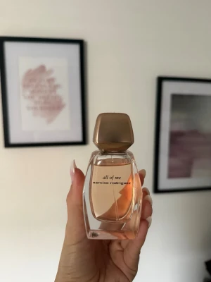 Narciso Rodriguez All of me, Eau de Parfum. - ➡️ Användning 7-8 sprutar. ➡️Säljer pga : Rensar min parfym kollektion.