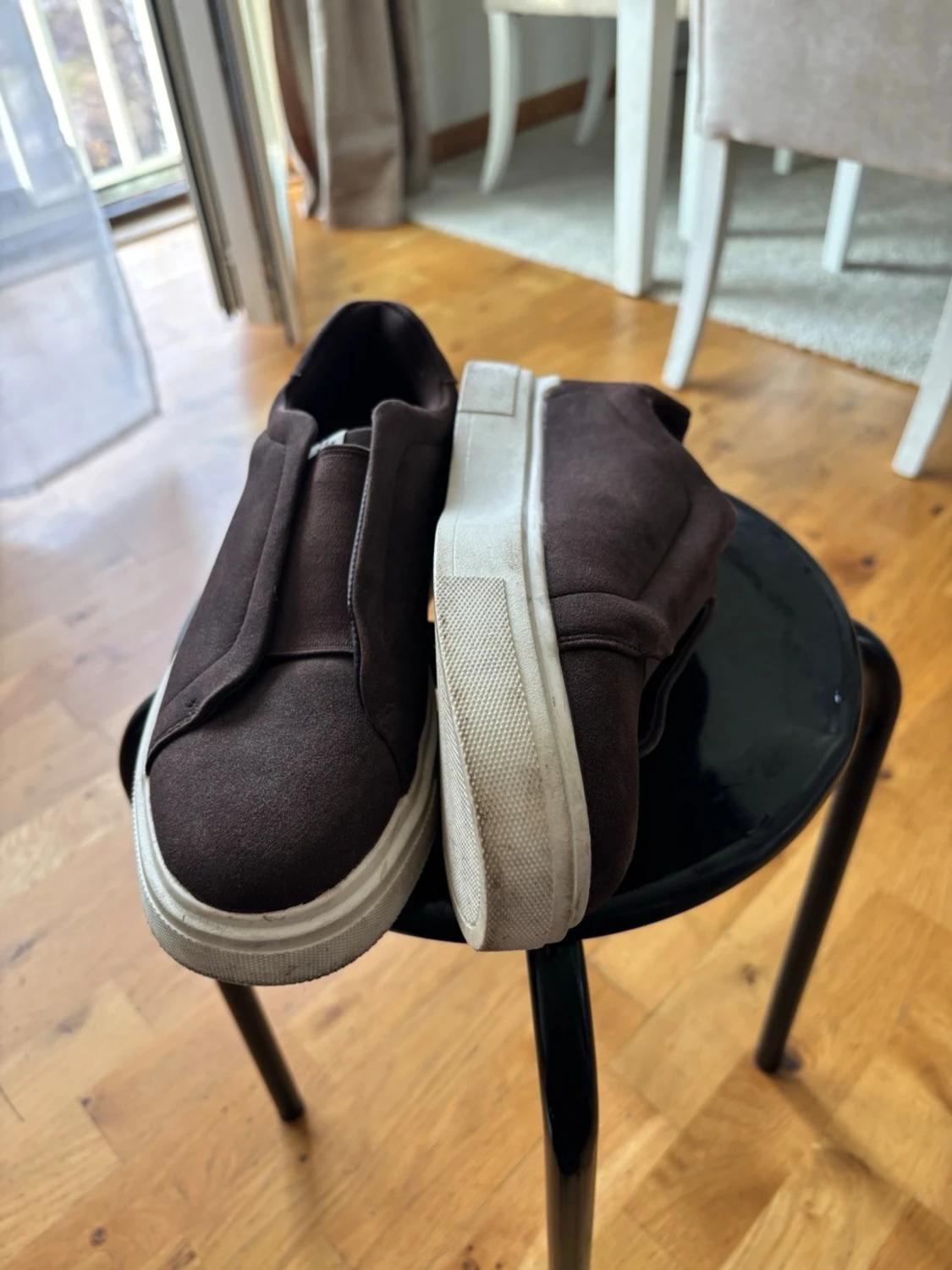 Bruna slip-on sneakers med vit sula - 3