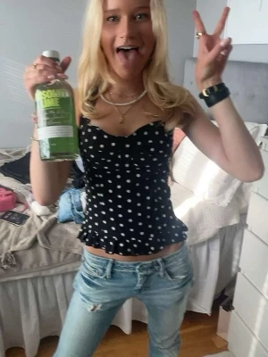 snygg topp  - Säljer denna as snygga topp eftersom jag aldrig använder den längre💕💕 vet ej storlek men passar mig som har xs/s. Köpt på Plick!!