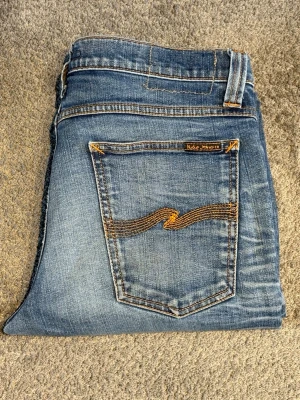 Ljusblåa Nudie Jeans - Ljusblåa Nudie Jeans||Storlek W31/L32||Modell Straight fit|| Skick 8/10||Skriv vid minsta intresse||