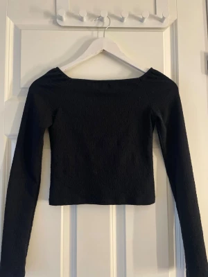 Svart tröja - Säljer en svart ribbad tröja från Kappahl. Säljer då den inte kommer till användning. Storlek 158/164💕