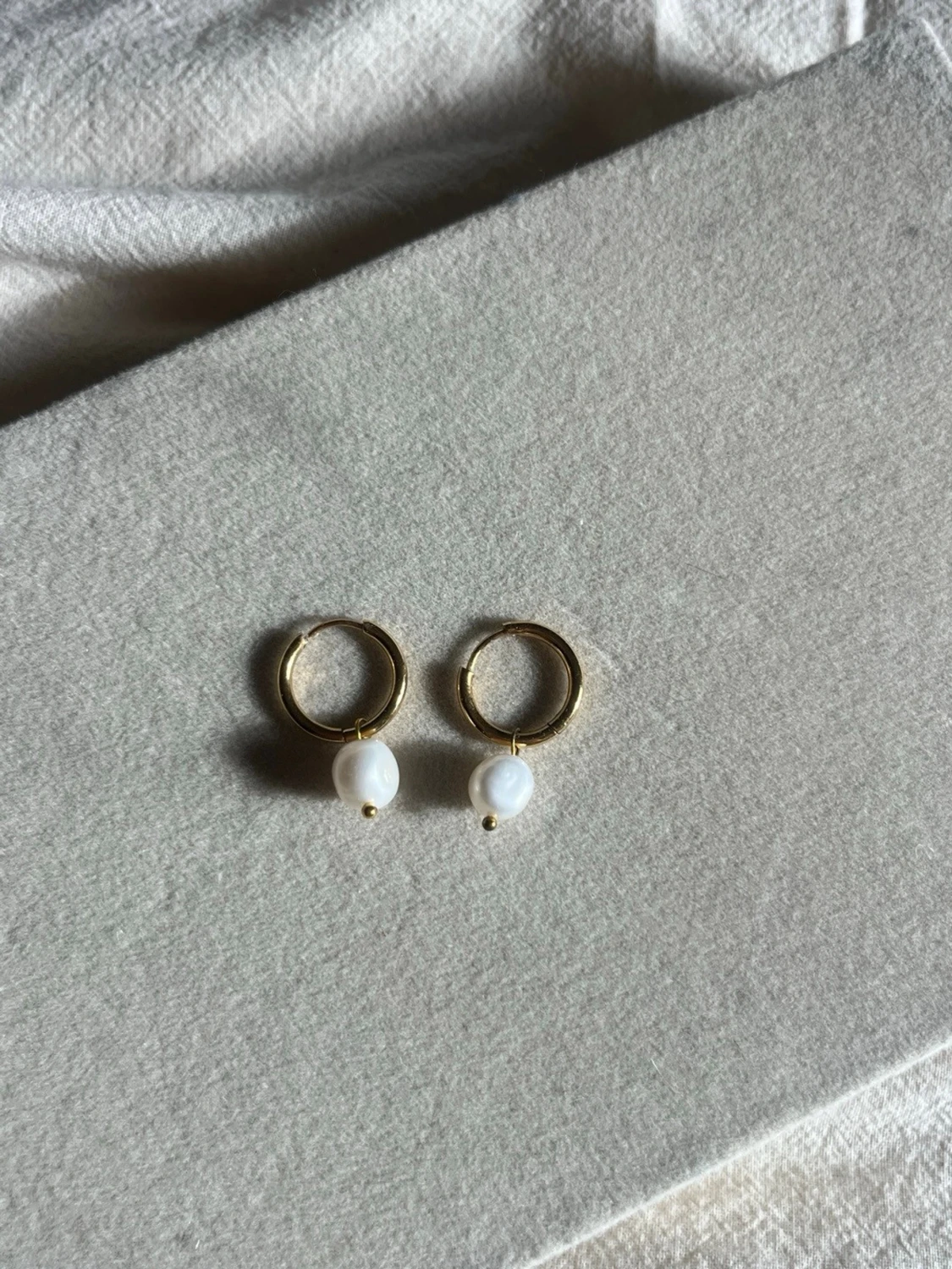 Guldiga hoops med vita pärlor