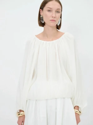 Vit luftig blus med rund hals - Säljer en vit, luftig blus med rundad halsringning och långa, vida ärmar. Blusen har ett avslappnat fall och är gjord i ett tunt, transparent tyg som ger en lätt och elegant känsla. Perfekt att styla med både jeans och kjol.