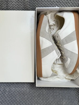 Maison margiela gats (Cream/42) - Maison margiela gats (Beige/42) Great condition, never used. Same day shipping. Comes with the box and dustbags