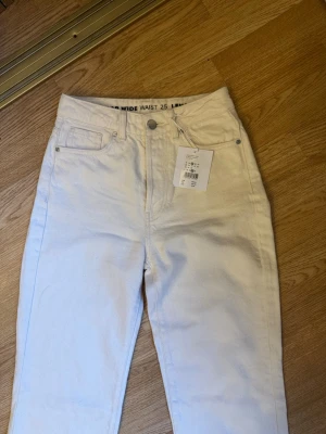 Vita Wide/straight high waist jeans  - Aldrig använda, från bikbok 