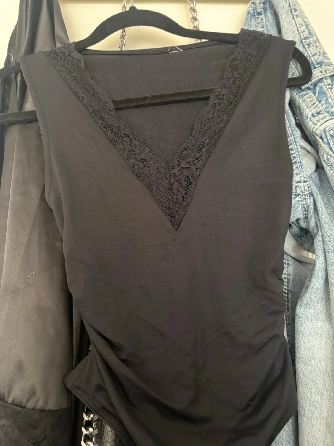 Svart body med spetsdetalj