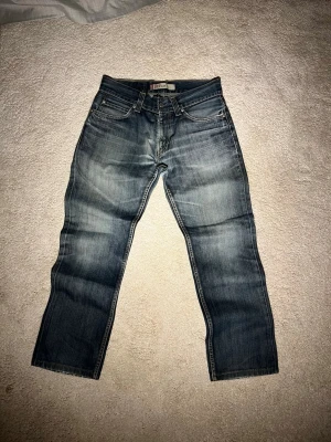 Levis 511 30/30 - Säljer nu dessa galet feta jeansen från Levis storlek 32/34 men de är absolut inte true till storlek. Skulle säga att de mer är 30/30 Jeansen har ungefär samma passform som Nudie grim tim  Total längd: 92 Benöppning: 20 Midja: 39  Priset kan som alltid diskuteras, hör av er vid minsta fundering! Mvh Charlie