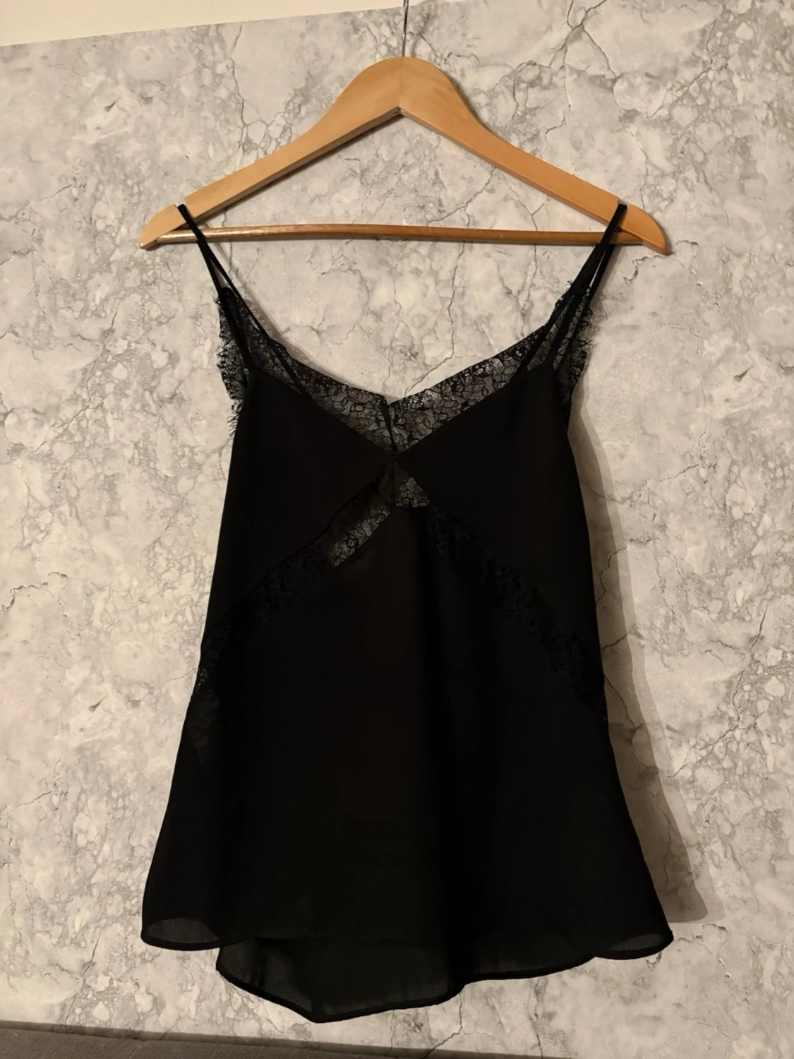 Svart nattlinne med spetsdetaljer