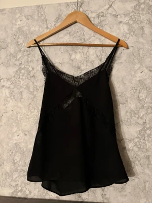 Svart nattlinne med spetsdetaljer - Storlek S aldrig använd 