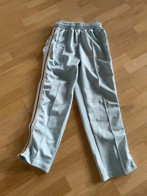 Ljusblåa Palm angels byxor  - Perfekta byxor till att använda hemma, chill look eller även till gymmet 