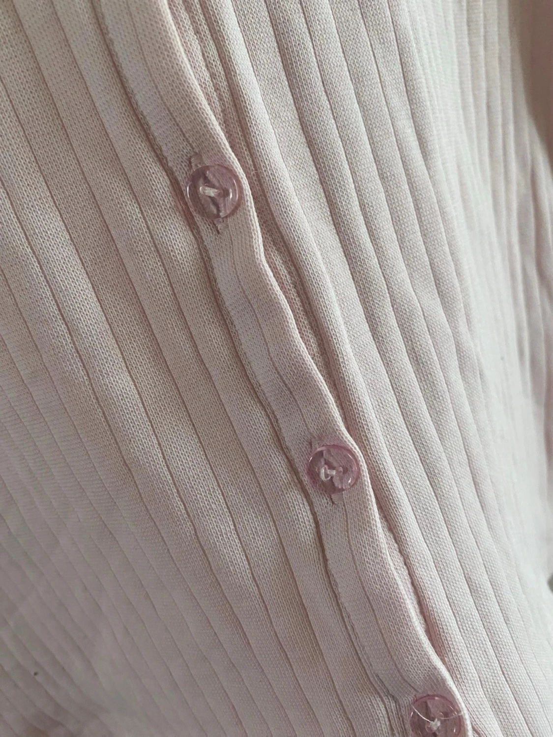 Ljusrosa ribbad kofta med knappar - 1