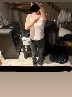 Svarta raka jeans med låg midja - Mid-Waisted jeans som är jätte sköna och något stretchigt material. Använda ca 4 gånger. Stor i storlek 