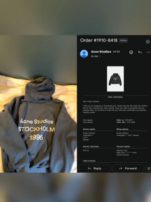 Acne hoddie ‼️Kvitto finns‼️ - Tja! As snygg rare acne studios hoddie. Perfekt för sena sommarkvällar eller bara om du vill vara extra niche! Kvitto finns så kontakta mig om ni vill se! Pris kan diskuteras. 