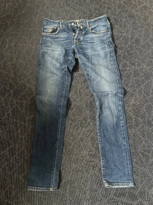 Morris jeans  - Tjena! Säljer nu ett par schyssta Morris jeans. Båda framfickorna har gått sönder inuti så det går ej att ha någonting där. Hör av dig vid andra frågor! 