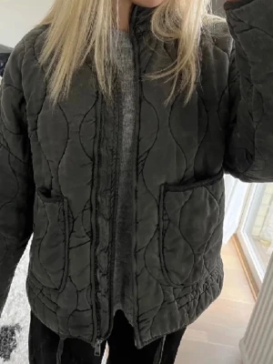 Zara-jacka - Fin och populär grå quiltad jacka från Zara i strl XS, använd men i fint skick 💘