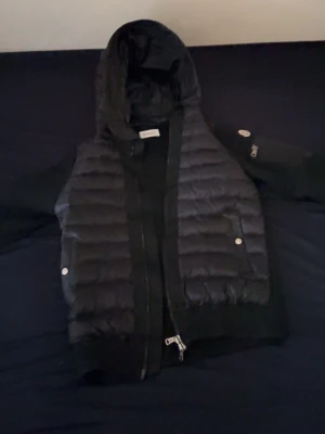 Moncler Cardigan - Säljer min väns Moncler Cardigan som han hade i 2 månader sen använt den ett par gånger bara, stan i nytt skick. Pris kan diskuteras via i intresse
