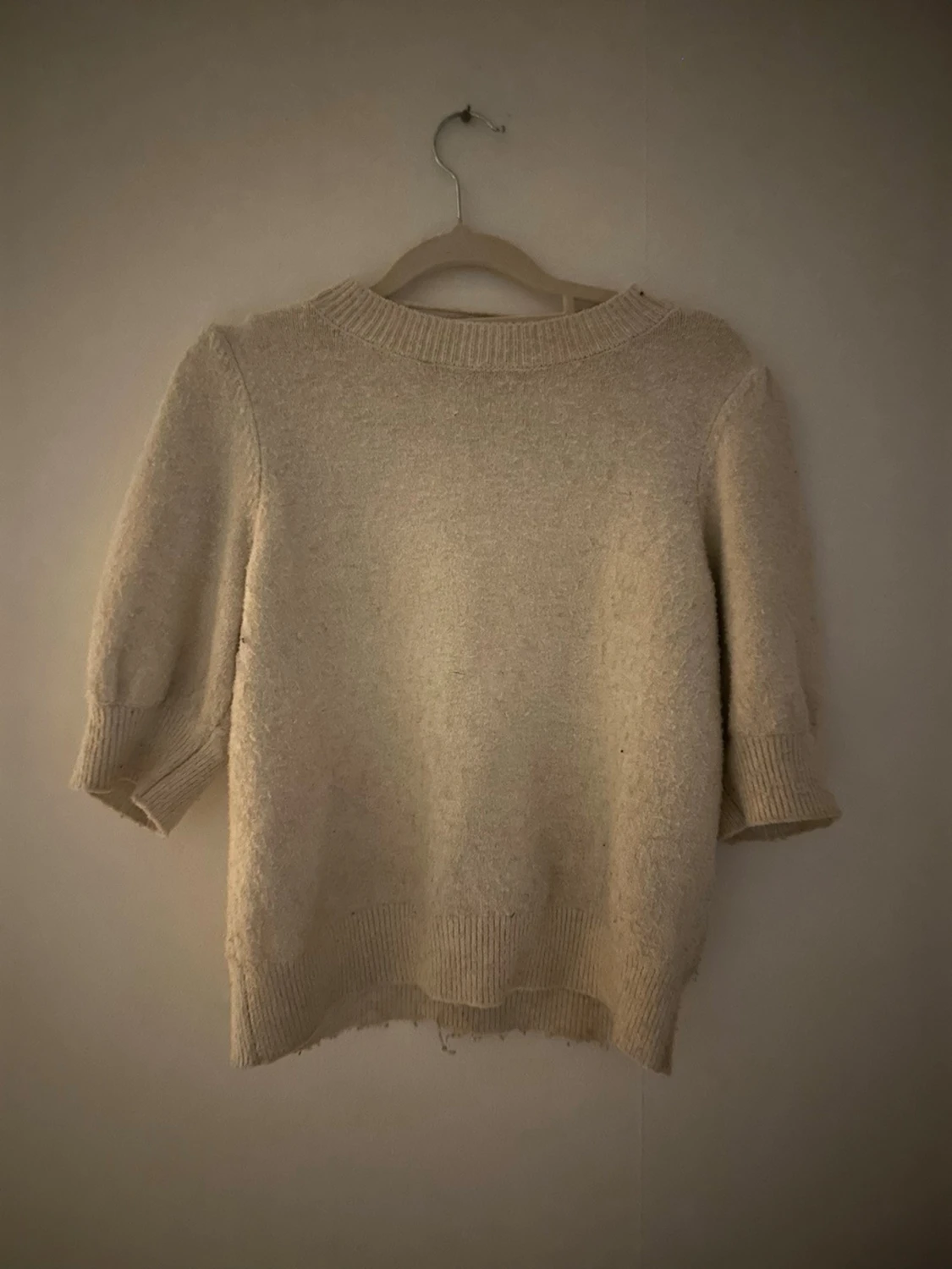 Beige stickad tröja med puffärm