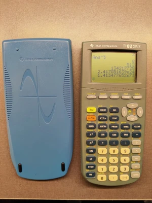 Texas Instruments TI-82 stats - Grafritande miniräknare TI-82 från Texas Instruments i blå plast. Stor display och många funktionsknappar för matte, statistik och programmering. Medföljer skyddande blått plastlock. Perfekt för gymnasiet eller högskolan.