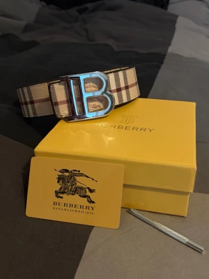 Burberry bälte  - Snygg Burberry bälte 115cm. Skicka bud eller något ni vill byta emot!