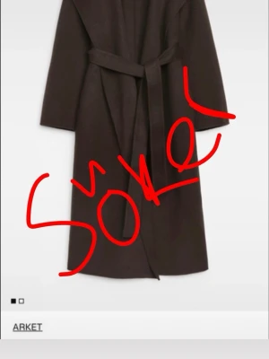 Mörkbrun ullkappa från ARKET - Söker denna kappa i strl xs eller s hör av er!💞💞