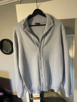 Stenströms kofta large - Stenströms kofta large, passar lite mindre. Nypris 4k, nyskick. Har lagt ner ståkragen hos skräddaren(mycket snyggare) merinoull håller en varm men funkar lika bra på sommaren, meddela vid frågor!