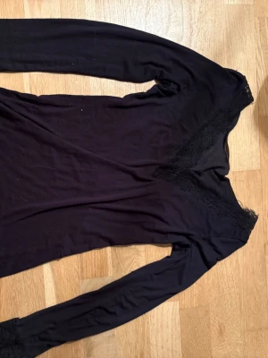 Svart spets intimissimi - Säljer min svarta initmisemi med väldigt snygga ditaljer då jag hade två oxh den här har blivit sliten oxh gått sönder PRIS kan diskuteras