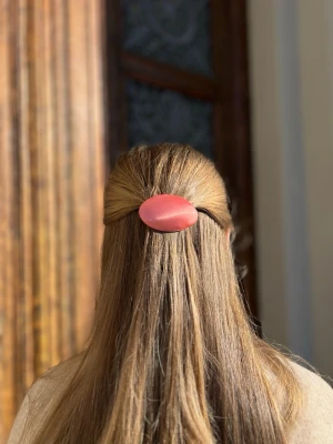 Korall hårklämma - Korallrev🪸 Säljer en hårklämma med siden tyg i korallfärg. Perfekt accessoar för att piffa till frisyren och ge en somrig, härlig touch till din look. Klämman är enkel att använda och sitter snyggt i håret. VIKTIGT! Våra Hårklämmor är handgjorda på återanvänt material och därför är alla former inte exakt likadana, utan alla är lite unika vilket kan vara charmigt och miljövänligt💞