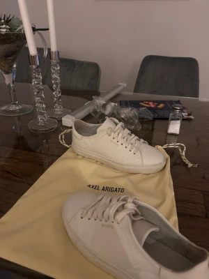 Vita sneakers från Axel Arigato - Axel arigato skor i storlek 38. använda en gång. säljes pga fel storlek. nypris 2500. skriv vid frågor