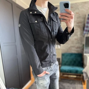 J.lindeberg field jacket - Mycket bra skick, inga defekter! Passar dig som är mellan 175-185cm ungefär. Nypris ca 3000kr. Modellen är 185 cm, 75kg. Passar bra nu till våren! Skriv för mer information!🤝
