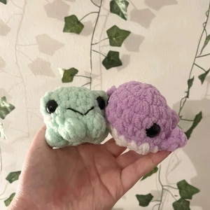 Virkade djur - Kostar 35kr/st så skriv vilken/vilka du vill ha!    Handvirkade groda och val i tjockare mjukt polyester garn 