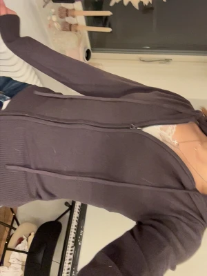 Mysig zip up - Jag säljer den här mysiga zip uppen, i storlek xs men den sitter tajtare runt midjan men fortfarande flexibel. Inga hål Elr skador och säljer pga kommer inte till användning längre!💕💕 vet ej vart den är ifrån!