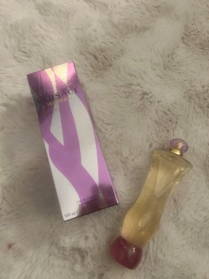 Parfym  - Helt oanvänd parfym ifrån Vercase! Den är 100 ml och luktar som blommor och vanlij!💕💕