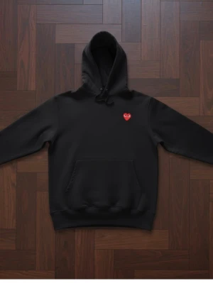 Comme des Garçons hoodie! - Svart hoodie från Comme des Garçons med det ikoniska röda hjärtat med ögon broderat på bröstet.        Varsamt använd! Skick 9/10 sitter riktigt skönt!