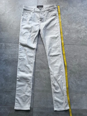 Jacob Cohën "Rare Luxury Denim" – Strl 27 – Nyskick (Handmade in Italy) - Säljer ett par otroligt exklusiva jeans från italienska Jacob Cohën. Det här är deras "Rare Luxury Denim"-linje, handgjorda i Veneto, Italien, med noga utvalt japanskt tyg. Jeans i absolut toppklass med fantastiska detaljer! • Modell: Slim/Tailored fit. • Material: Premium Japanese Fabric (otrolig kvalitet och mjuk känsla). • Skick: Nyskick. Inga slitningar eller märken, de ser helt oanvända ut. • Detaljer: Klassisk hästhårs-patch baktill, broderade logotyper på insidan och märkta knappar/nitar.
