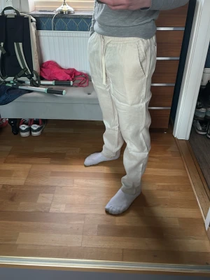 Beiga linnebyxor - ALDRIG använda och är 100% linne och är bra kvalitet