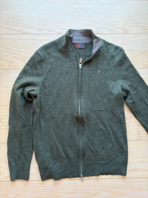 Grön helzip från Morris - Säljer en tvär fet helzip från Morris. Tröjan är grön och bär storlek M men har krympt i tvätten och passar därför storleken S. Den är snäppet liten på mig som är 177. Vid fler frågor och funderingar är det bara att höra av sig