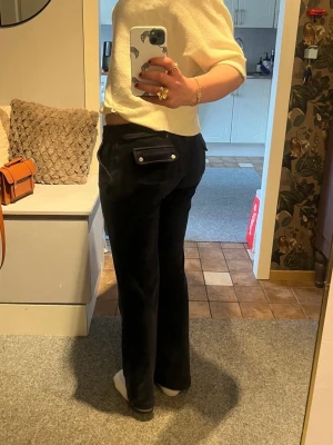 Marinblå bootcut mjukisbyxor från Juicy couture - Marinblå bootcut mjukisbyxor från Juicy couture i storlek s. Säljs eftersom jag inte använder. 