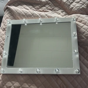 Smink Spegel  - Smink spegel med belysning  En lampgrej e borta , några av bilderna är lånade , sladd till spegel är borsta men den funkar till batteri 