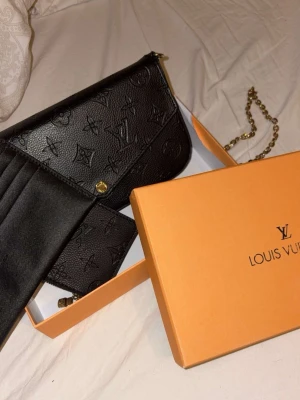 Svart väska  - Svart fin väska. Inte använd så ofta och är i väldigt bra skick! Och kan användas i många tillfällen. Pris kan alltid diskuteras! 